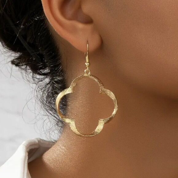 ✨🆕✨ Elegant Classic Gold Tone Clover Hollow Dangle Earrings✨LAST pair🔅 - Picture 1 of 10